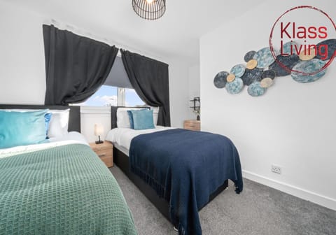 Bed, Decorative detail, Bedroom, Guests, group of guests, cot, Family
