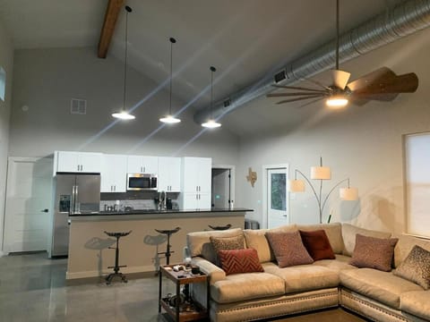 Secluded Hill Country Getaway with Spa and Sauna House in Spring Branch