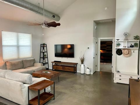 Secluded Hill Country Getaway with Spa and Sauna House in Spring Branch