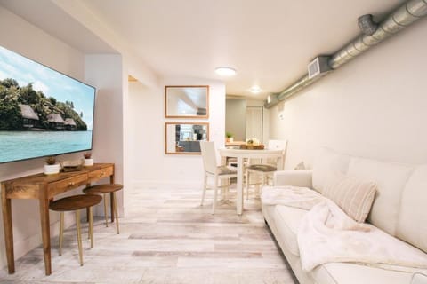 Delightful 2 BR Downtown Sarasota Condo - The White Pearl House in Sarasota