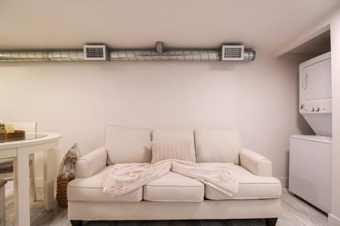 Delightful 2 BR Downtown Sarasota Condo - The White Pearl House in Sarasota