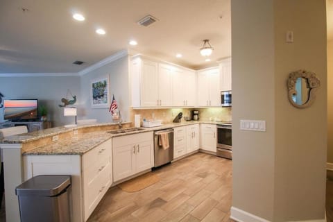 3BR Condo Near Anna Maria Island Beaches on Palma Sola Bay - Tropic Treasure House in Bradenton