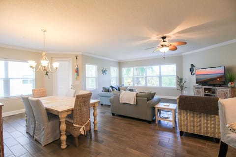 3BR Condo Near Anna Maria Island Beaches on Palma Sola Bay - Tropic Treasure House in Bradenton