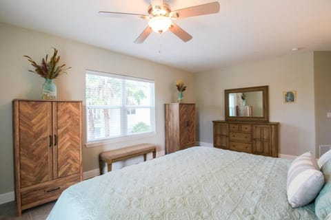3BR Condo Near Anna Maria Island Beaches on Palma Sola Bay - Tropic Treasure House in Bradenton
