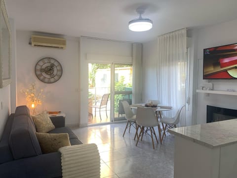 Communal lounge/ TV room, Living room, Seating area, Dining area, air conditioner