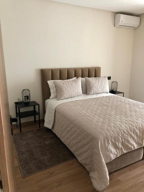 Bed, Photo of the whole room, Bedroom, air conditioner