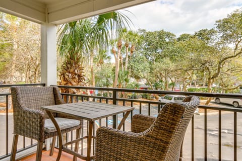 Walk to Coligny Beach Park Condo with Pool Access! Apartment in South Forest Beach
