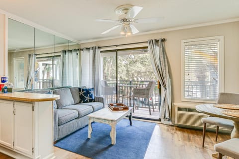 Walk to Coligny Beach Park Condo with Pool Access! Apartment in South Forest Beach