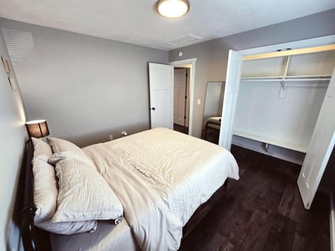 Photo of the whole room, Bedroom, wardrobe