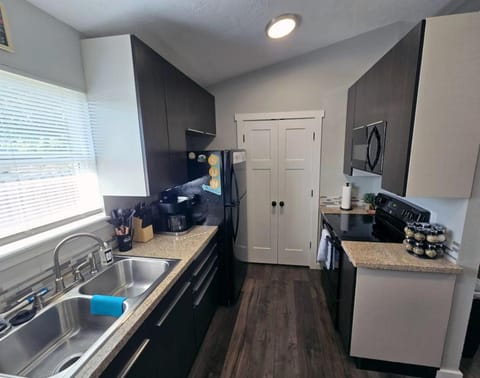 Coffee/tea facilities, Kitchen or kitchenette, oven, stove