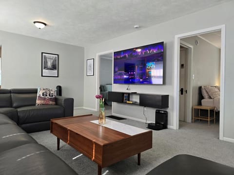 Communal lounge/ TV room, TV and multimedia, Living room, Seating area, Evening entertainment