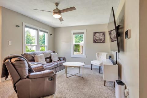 Communal lounge/ TV room, TV and multimedia, Living room, Seating area, Evening entertainment