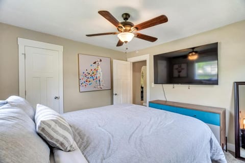 Bed, TV and multimedia, Bedroom