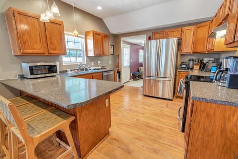 Kitchen or kitchenette, Dining area, dishwasher, oven, stove, toaster