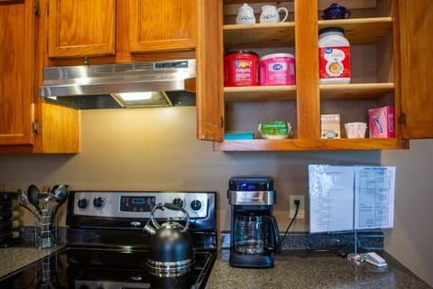Coffee/tea facilities, Kitchen or kitchenette, oven, stove