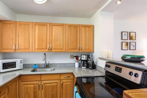 05 FREE Parking 10 min beach 2br-Waikiki Ala Moana Apartment in McCully-Moiliili