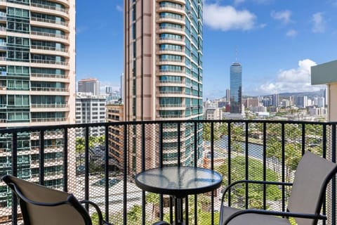 05 FREE Parking 10 min beach 2br-Waikiki Ala Moana Apartment in McCully-Moiliili