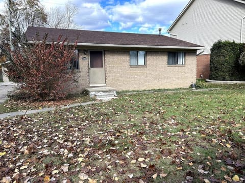 A Gem Central to Canton, Westland Livonia House in Westland