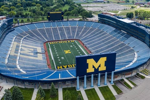 Room 20 mins to U of M House in Westland