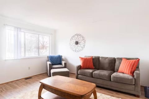 Room 20 mins to U of M House in Westland