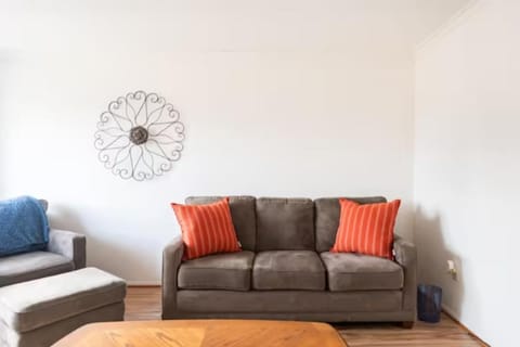 Room 20 mins to U of M House in Westland