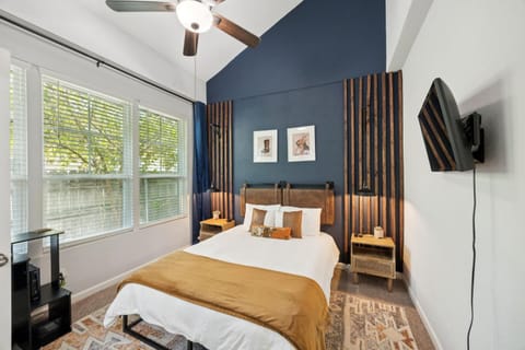 Bed, TV and multimedia, Photo of the whole room, Decorative detail, Decorative detail, Bedroom