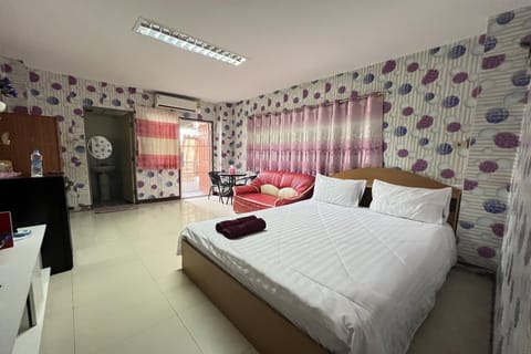 Bed, Bedroom, towels
