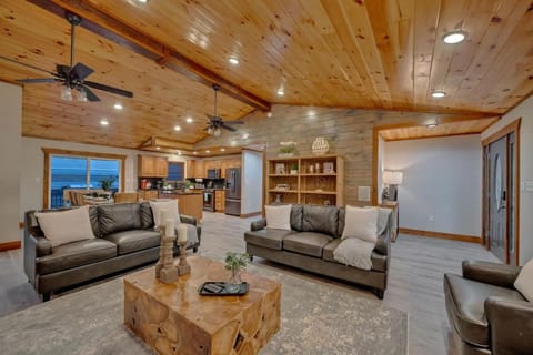 Honeybear Hideaways - Luxe Family Retreat with Indoor Pool, Mini Golf, and Theater Room can Sleep 24 Guests House in Sevierville