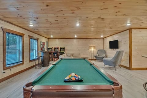 Honeybear Hideaways - Luxe Family Retreat with Indoor Pool, Mini Golf, and Theater Room can Sleep 24 Guests House in Sevierville