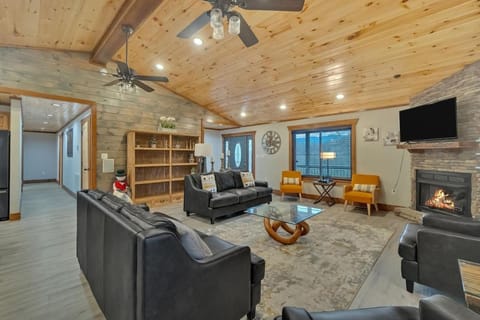 Honeybear Hideaways - Luxe Family Retreat with Indoor Pool, Mini Golf, and Theater Room can Sleep 24 Guests House in Sevierville