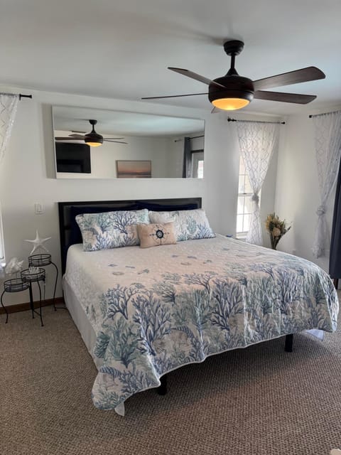 Walk to waves Beautiful 3-Bedroom with pool steps from beach House in Daytona Beach