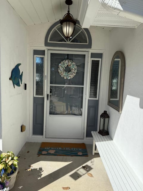 Walk to waves Beautiful 3-Bedroom with pool steps from beach House in Daytona Beach