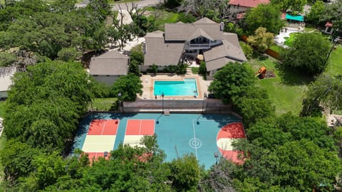Sleeps 26 Pool Sports Court Theater Putt Putt House in Leon Valley