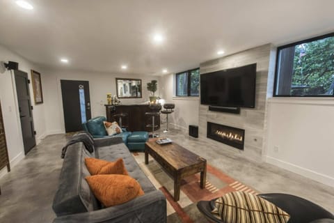 2 Bedroom Getaway Near Downtown Apartment in Magnolia Seattle