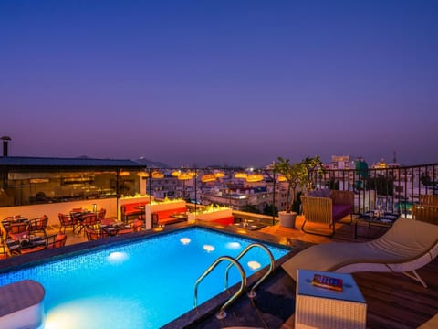 Night, View (from property/room), Balcony/Terrace, Seating area, Pool view, Swimming pool, Swimming pool