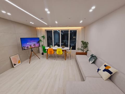 TV and multimedia, Seating area, Dining area