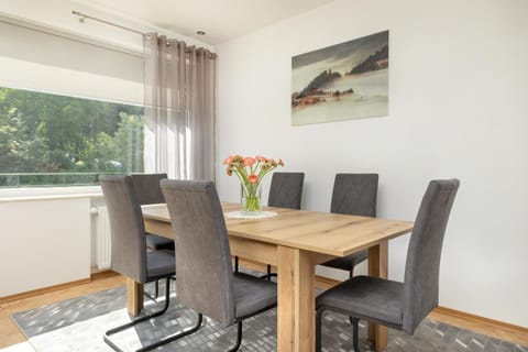 Seating area, Dining area