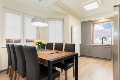 Kitchen or kitchenette, Seating area, Dining area