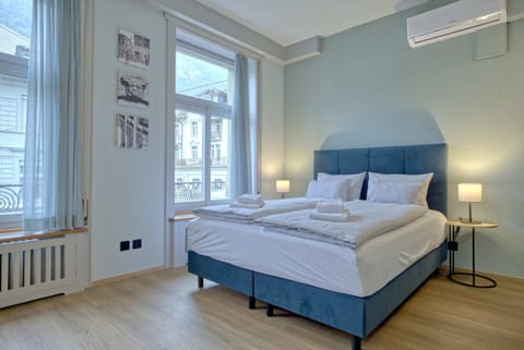 Bed, Photo of the whole room, towels