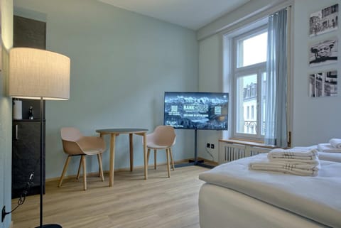 Bed, TV and multimedia, Dining area