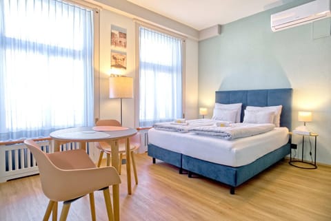 Bed, Living room, Photo of the whole room, Seating area, Dining area, Bedroom, internet, air conditioner