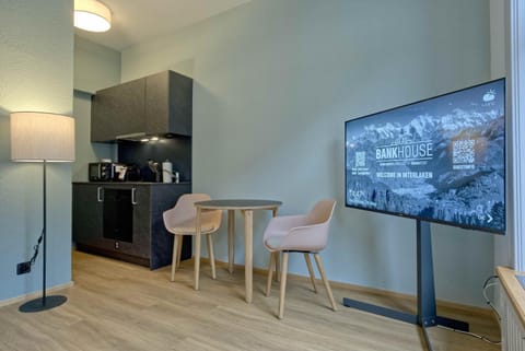 TV and multimedia, Kitchen or kitchenette, Dining area, microwave