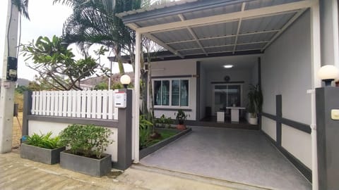 Property building, Facade/entrance, Garden, Parking