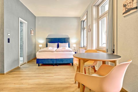 Bed, Living room, Photo of the whole room, Seating area, Dining area, Bedroom