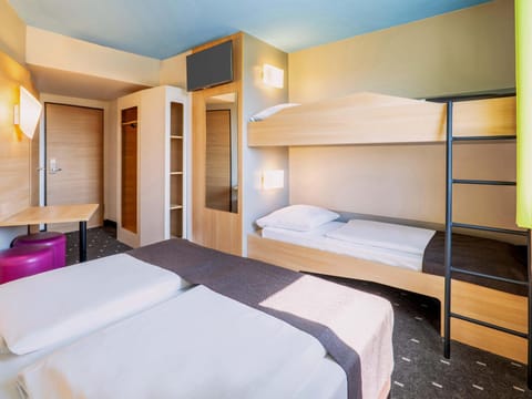 Bed, Photo of the whole room, bunk bed, Family