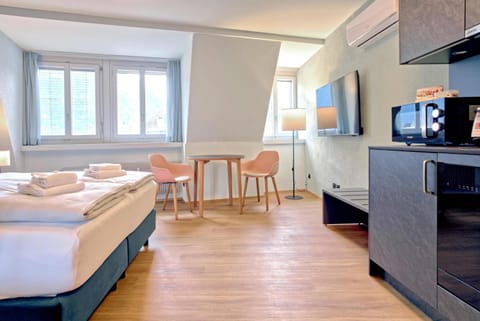 Bed, TV and multimedia, Kitchen or kitchenette, Living room, Photo of the whole room, Seating area, Dining area, Bedroom