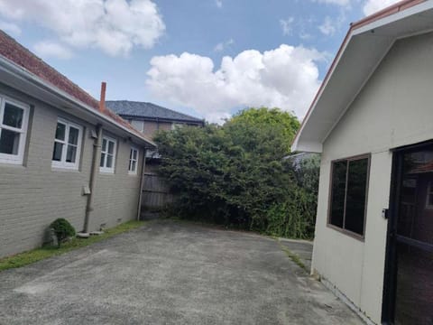 Property building, Day, Neighbourhood, Garden