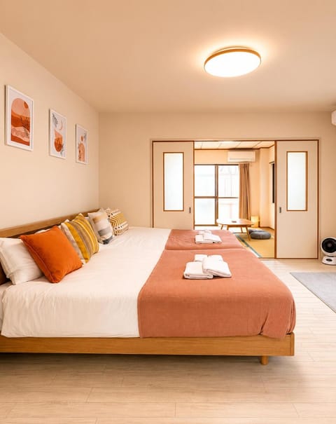 Bed, Bedroom, towels