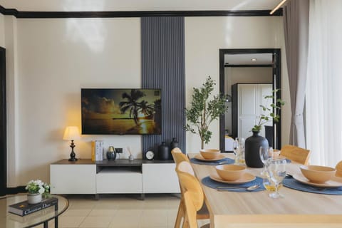TV and multimedia, Living room, Seating area, Dining area