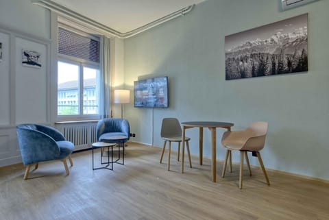 TV and multimedia, Seating area, Dining area